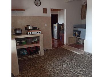 SE VENDE CASA DE 2 PISOS EN EL BARRIO MELENDEZ
