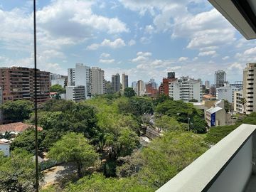 Se Vende Amplio Yremodelado Apartamento En Santa Teresita 190 M2