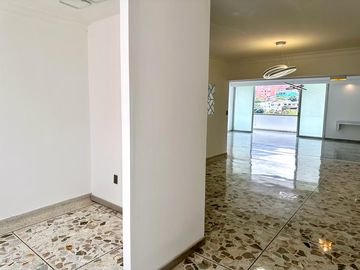 Se Vende Amplio Yremodelado Apartamento En Santa Teresita 190 M2