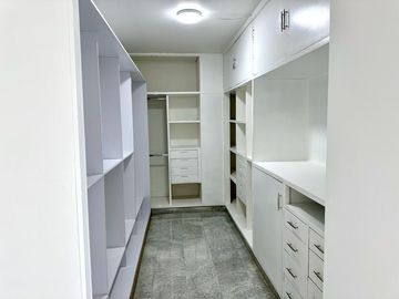 Se Vende Amplio Yremodelado Apartamento En Santa Teresita 190 M2