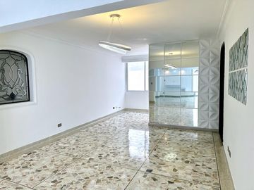 Se Vende Amplio Yremodelado Apartamento En Santa Teresita 190 M2