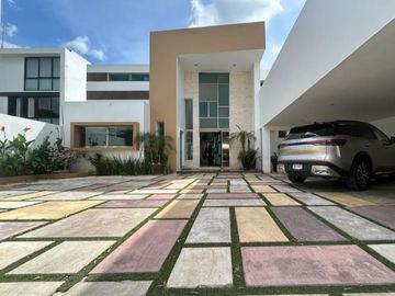 Amplia casa de 6 recámaras con alberca en venta en Benito Juarez Nte, Mérida