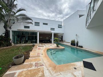 Amplia casa de 6 recámaras con alberca en venta en Benito Juarez Nte, Mérida