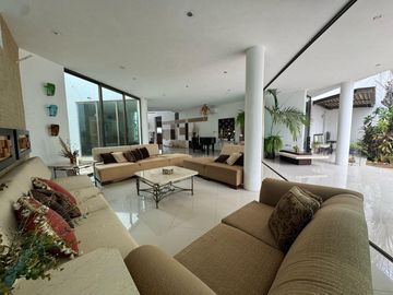 Amplia casa de 6 recámaras con alberca en venta en Benito Juarez Nte, Mérida