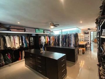 Amplia casa de 6 recámaras con alberca en venta en Benito Juarez Nte, Mérida