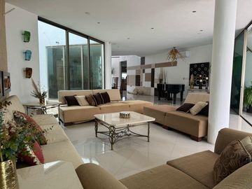 Amplia casa de 6 recámaras con alberca en venta en Benito Juarez Nte, Mérida