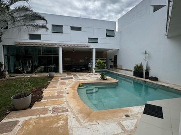 Amplia casa de 6 recámaras con alberca en venta en Benito Juarez Nte, Mérida