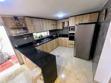 SE VENDE AMPLIA CASA INDEPENDIENTE CON PISCINA EN LA CUMBRE