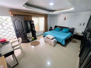 SE VENDE AMPLIA CASA INDEPENDIENTE CON PISCINA EN LA CUMBRE