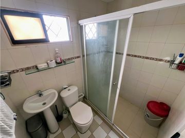 SE VENDE AMPLIA CASA INDEPENDIENTE CON PISCINA EN LA CUMBRE