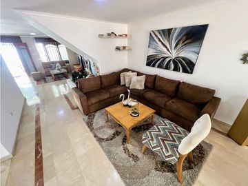 SE VENDE AMPLIA CASA INDEPENDIENTE CON PISCINA EN LA CUMBRE
