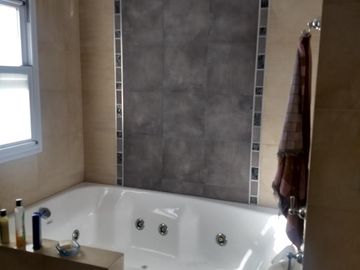 Venta Casa 7 ambientes con Jardin en Echeverria Del Lago