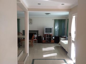 Venta Casa 7 ambientes con Jardin en Echeverria Del Lago
