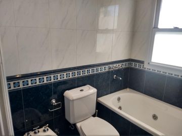 Venta Casa 7 ambientes con Jardin en Echeverria Del Lago