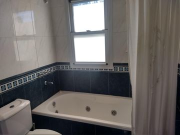 Venta Casa 7 ambientes con Jardin en Echeverria Del Lago