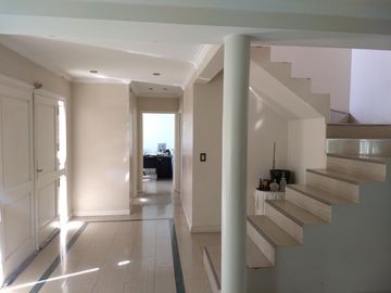 Venta Casa 7 ambientes con Jardin en Echeverria Del Lago