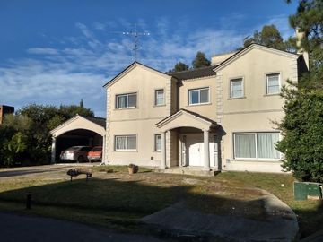 Venta Casa 7 ambientes con Jardin en Echeverria Del Lago