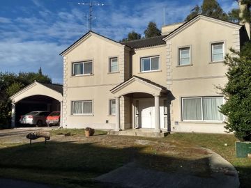 Venta Casa 7 ambientes con Jardin en Echeverria Del Lago