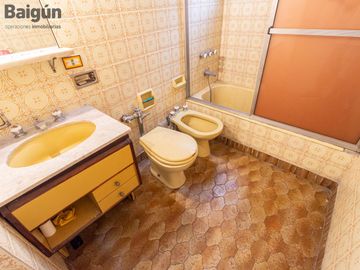 Departamento en venta de 4 ambientes con dependencia en Barrio Norte