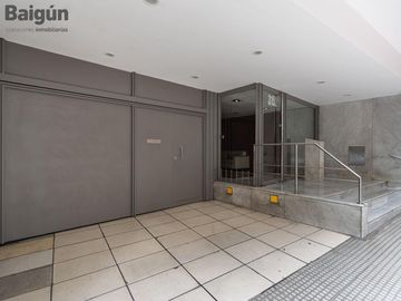 Departamento en venta de 4 ambientes con dependencia en Barrio Norte