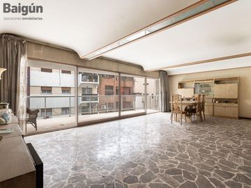 Departamento en venta de 4 ambientes con dependencia en Barrio Norte