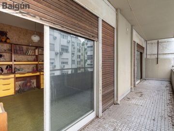 Departamento en venta de 4 ambientes con dependencia en Barrio Norte