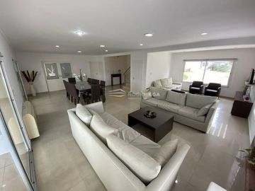 Casa en venta en Barrio Santa Ana