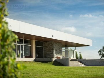 Casa en Venta en San Matias en una Planta con pileta