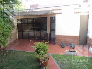 Casa venta Santa Genoveva, 3 dormitorios, 3 baños y quincho
