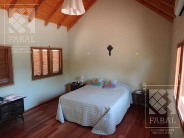 Casa venta Santa Genoveva, 3 dormitorios, 3 baños y quincho