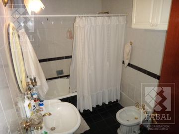 Casa venta Santa Genoveva, 3 dormitorios, 3 baños y quincho