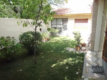 Casa venta Santa Genoveva, 3 dormitorios, 3 baños y quincho