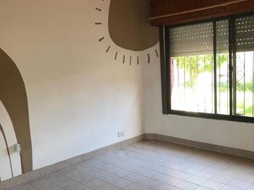 Casa en venta - 5 dormitorios 3 baños - Cocheras - 300mts2 totales - Berazategui [FINANCIADA]