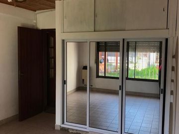 Casa en venta - 5 dormitorios 3 baños - Cocheras - 300mts2 totales - Berazategui [FINANCIADA]