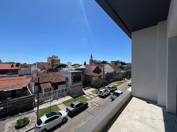 Departamento de dos ambientes con quincho y terraza a la venta en el Centro de Wilde