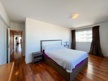 Departamento de 3 dormitorios más dependencia, 2 cocheras y amenities en Maui