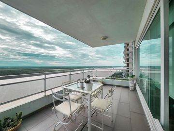 Departamento de 3 dormitorios más dependencia, 2 cocheras y amenities en Maui