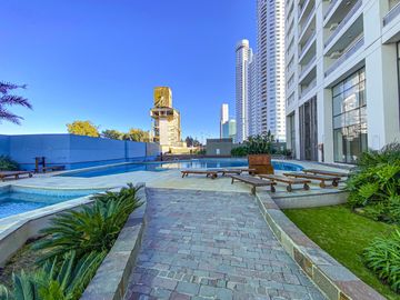 Departamento de 3 dormitorios más dependencia, 2 cocheras y amenities en Maui
