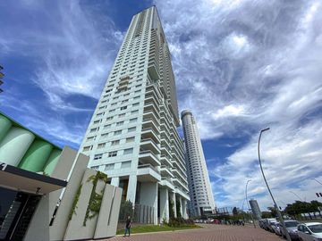 Departamento de 3 dormitorios más dependencia, 2 cocheras y amenities en Maui