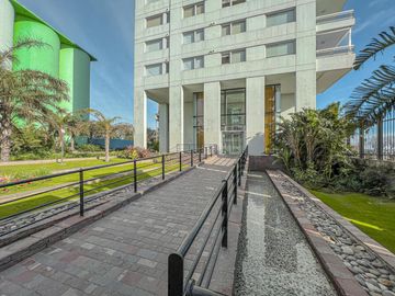 Departamento de 3 dormitorios más dependencia, 2 cocheras y amenities en Maui