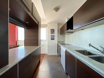 Departamento de 3 dormitorios más dependencia, 2 cocheras y amenities en Maui