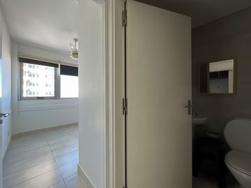 Departamento de 3 dormitorios más dependencia, 2 cocheras y amenities en Maui