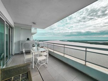 Departamento de 3 dormitorios más dependencia, 2 cocheras y amenities en Maui