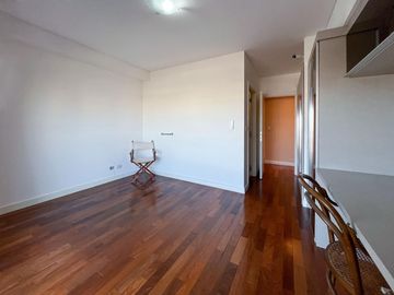 Departamento de 3 dormitorios más dependencia, 2 cocheras y amenities en Maui