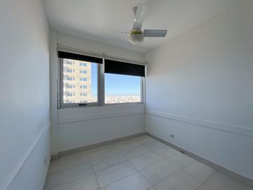 Departamento de 3 dormitorios más dependencia, 2 cocheras y amenities en Maui