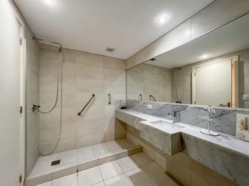 Departamento de 3 dormitorios más dependencia, 2 cocheras y amenities en Maui