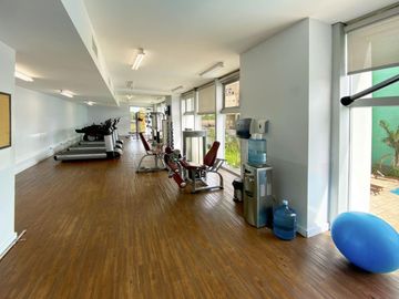 Departamento de 3 dormitorios más dependencia, 2 cocheras y amenities en Maui