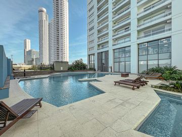 Departamento de 3 dormitorios más dependencia, 2 cocheras y amenities en Maui