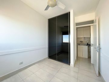 Departamento de 3 dormitorios más dependencia, 2 cocheras y amenities en Maui
