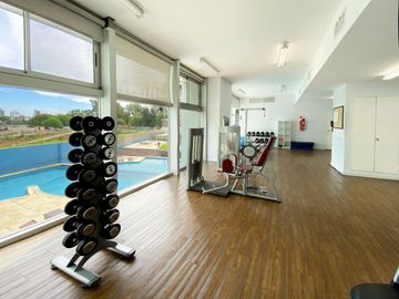 Departamento de 3 dormitorios más dependencia, 2 cocheras y amenities en Maui
